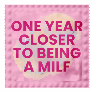Verjaardagscondooms (One Year Closer To Being A Milf)