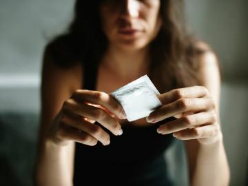 Hoe een condoom verpakking openmaken zonder dat het condoom scheurt?