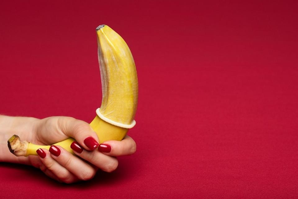 Waarom je NOOIT twee condooms over elkaar heen moet doen