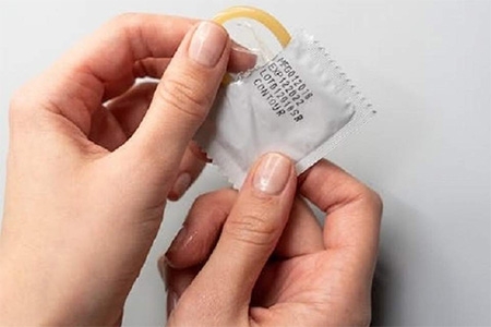 Hoe doe je een condoom om? Maak de verpakking heel voorzichtig open. Let op scherpe nagels wanneer je het condoom omdoen. Zelfs als je het condoom op een goede manier omdoet en niks fout doet, kan het de eerste keer per ongeluk scheuren of kapot maken.