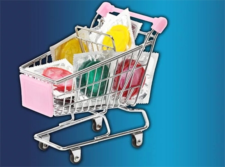 Koop condooms niet in een supermarkt aan de kassa, in een winkel of drogist als etos of kruidvat. vaak reageren mensen niet prettig.