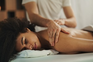 professionele massage olie kopen met etherische olie voor een erotische massage. Professionele massage olie met minerale olie houdt de huid soepel en heeft een rustgevende werking. professionele massage olie kopen met etherische olie voor een erotische massage. Professionele massage olie met minerale olie houdt de huid soepel en heeft een rustgevende werking.