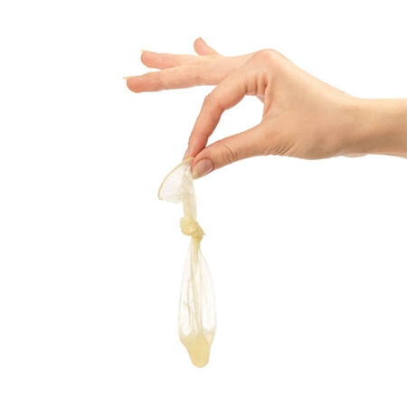 Zodra de penis slap is, kan je met één hand het condoom vast pakken en het gebruikte condoom weggooien. Voorkom een verstopt toilet en gooi het gebruikte condoom in de prullenbak.