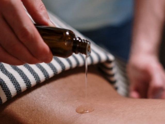 Hoe geef je een erotische massage? 10 Tips en technieken