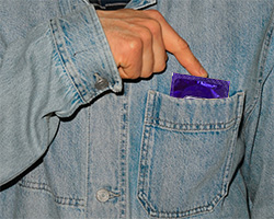 alweer een condoom kapot? Een echte moodkiller! Ga Quicky condoom bestellen; met het blauwe lipje aan de zijkant kun je kleine beschadigingen voorkomen. Je bent er slechts een halve minuut mee bezig als je het goed aandoet. Het handige systeem is voor iedereeen geschikt.