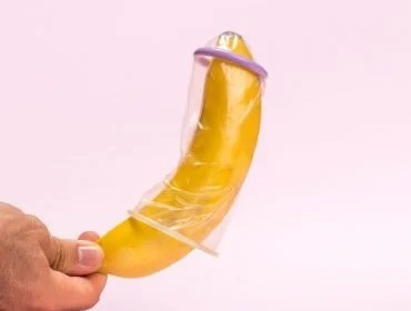 een vrouwencondoom ziet eruit als een zakje waarbij de zaadcellen in de condoom blijven vrouwencondoom beschermt vrijen gaat schuiven penis naast vrouwencondoom voordelen condoom in de vagina